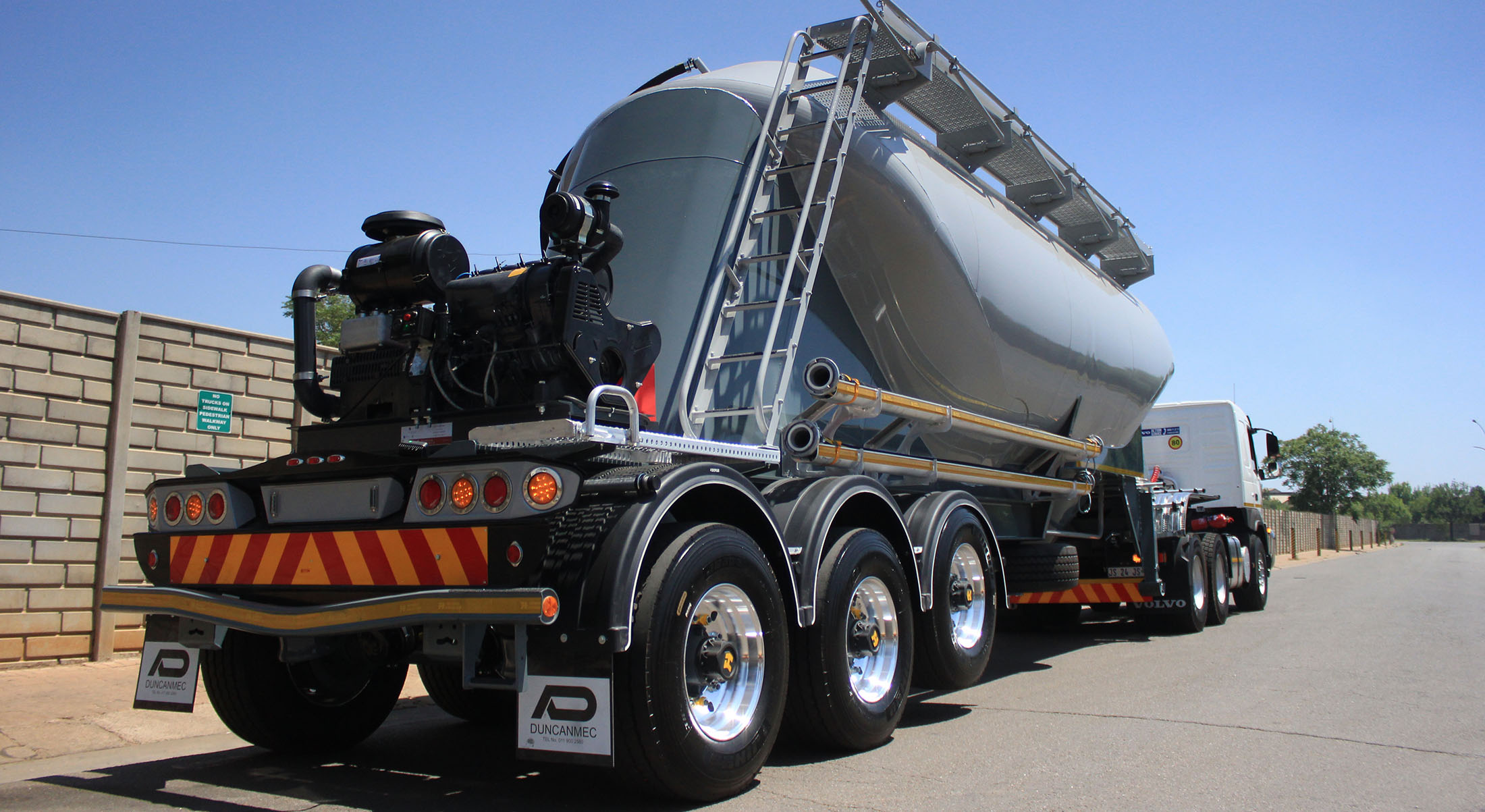 We custom build Aluminium & Steel Dry Bulk Tankers. Superior Quality above the rest.
